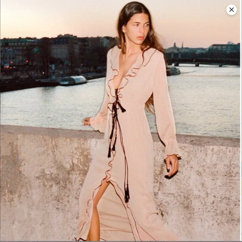 New Zara ruffled dress with bows, featuring a V-neck, long sleeves,
